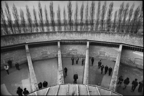 Jean Gaumy. Walking Courts, Caen. Maison d'arrêt. 1976