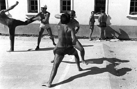 Jean Gaumy. Sports training of prisonners in the walking court. St-Martin-de-Ré. La Citadelle. Prison. 1976