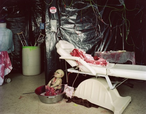 eae127a6cef22170-haunted_NDaCosta_008