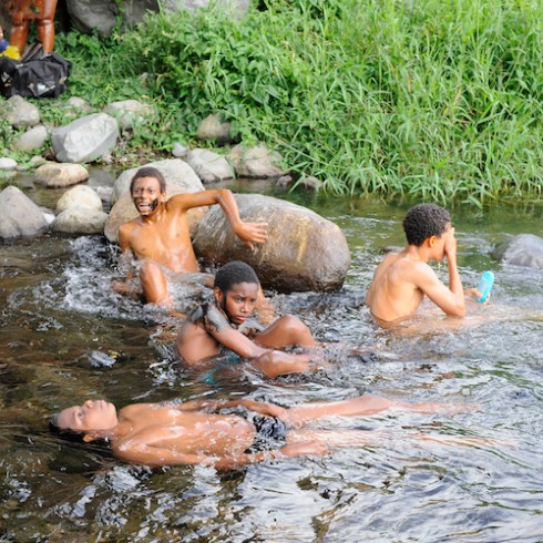 Series "The Wandering memory", Series "The Wandering memory",The members of the group reach the sea to bathe and liberate themselves from the mas.